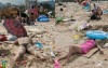 中國夏天的龍舟節海灘根本是垃圾場，置身於堆滿垃圾的海灘上遊客們依然能享受。