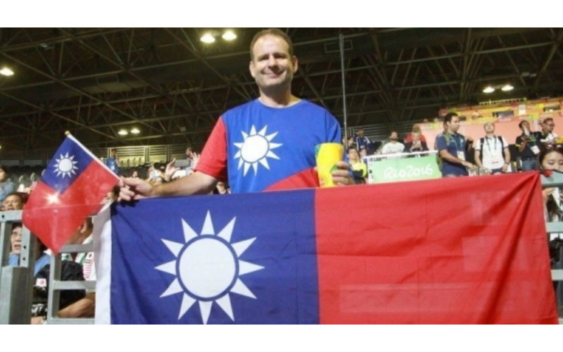 這名外籍老師穿台灣國旗T恤卻遭奧運主辦方驅逐，但他霸氣回「一句話」讓許多人都感動了！ 