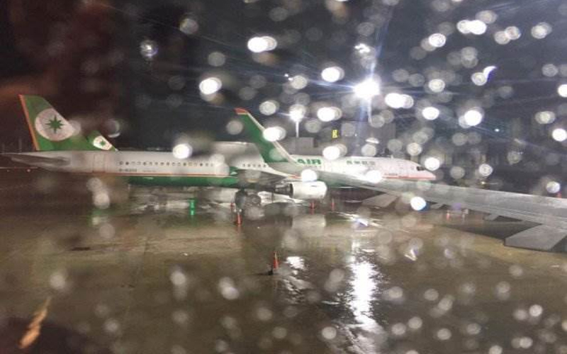 長榮無懼梅姬颱風， 5架飛機狂風中降落　鄉民機上直播：真的當ＥＶＡ在開！ 