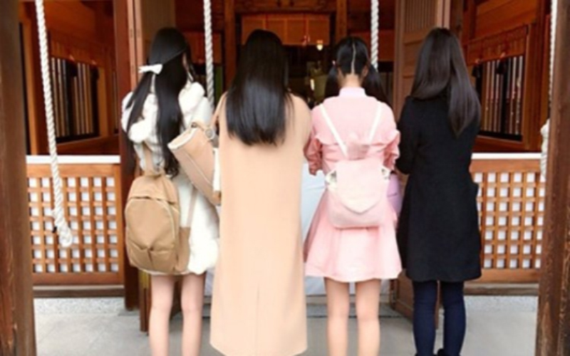 「神社櫻花妹」背影照，引發上萬日本網友熱議：「哪一位最正？」當公開正面後瞬間戀愛了！