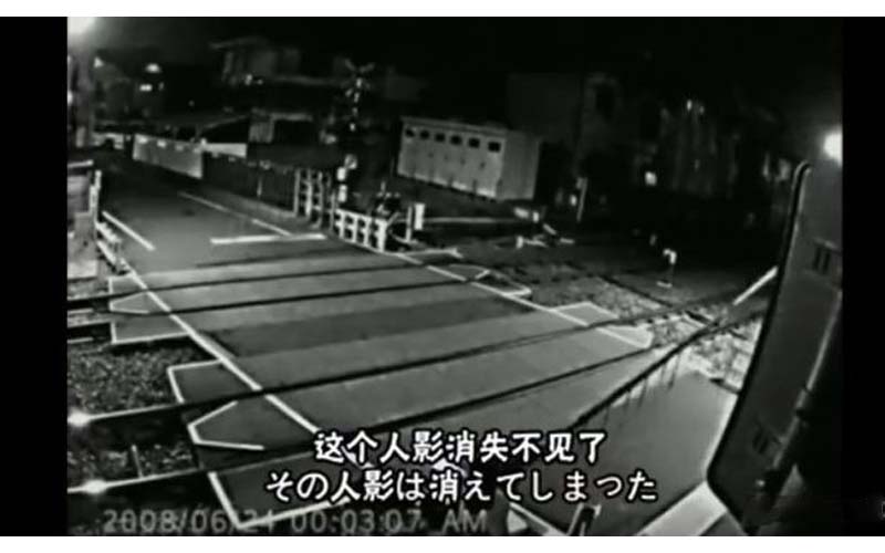 日本監視器拍下的真實片段！神秘人自殺身亡後竟仍不斷重複撞火車：乾看完毛骨悚然！(圖+影)