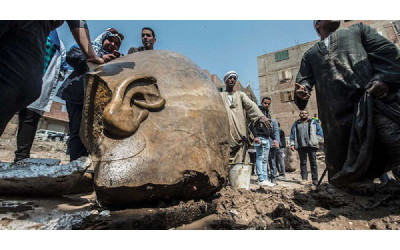 3000年歷史  埃及貧民窟挖出8公尺高的「法老雕像」  當地官員雀躍：這將拯救埃及