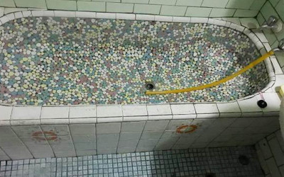 為什麼外婆家都是用「花紋磁磚浴缸」？  網友神解析：連水瓢都長一樣！