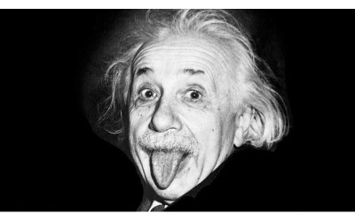 愛因斯坦的照片為何都只有上半部？神人挖出「罕見全身照」一往下看嘴角失守了！