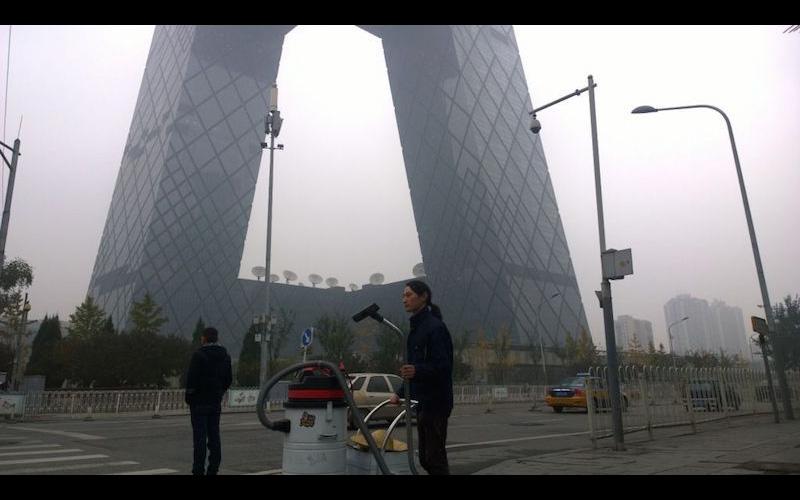 這名藝術家在北京街頭「用吸塵器吸了100天的霧霾」，最後把成果倒出來時…可以蓋房子了