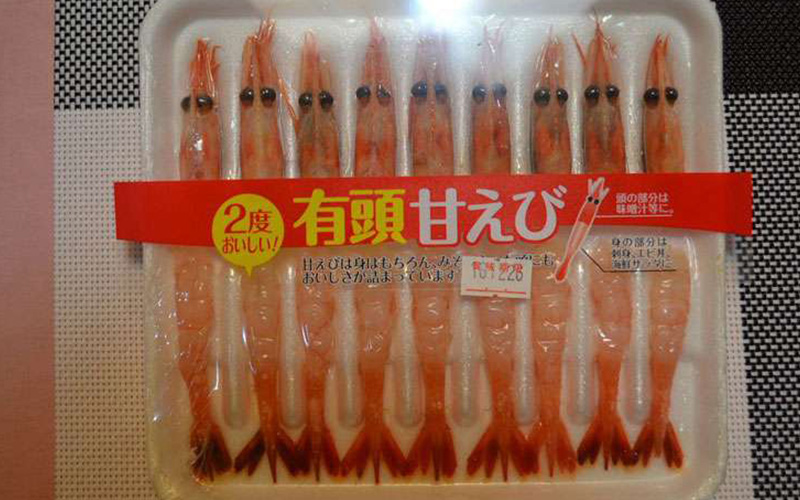 網友買了一盒蝦子打開傻眼到不行，看到內容物不禁讓人覺得「日本食品真的超有創意」