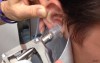 醫生拿著儀器不停的往男子耳朵內灌水，10秒後「跑出來的東西」讓人頭皮發麻  （有影片）