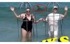 他們為了防止被鯊魚咬死，竟然帶著自製的籠子下水