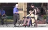 這些好心的路人同意幫忙陌生人照看坐輪椅的老爺爺，但是他們卻沒料到老爺爺身懷絕技阿～