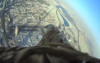 在老鷹身上綁攝影機飛下「世界最高塔」  第一視角展現360度絕景