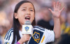 7歲亞裔女孩獻唱美國國歌「鐵肺般歌聲」征服全場掌聲如雷  球星大讚：今場MVP