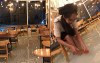 越南咖啡店為了吸引客人 「直接在地板放水養魚」網友看了超憤怒！