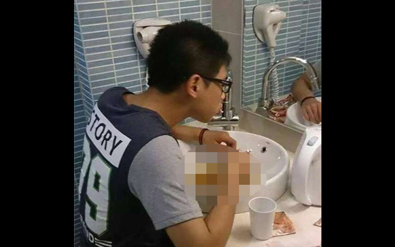          天兵男學生在飯店浴室裡做的事「被網友罵腦子有大洞」，看到洗手台的畫面大家都噁爆想吐了！  -               