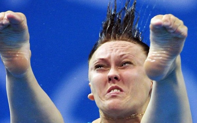           為什麼多數人都不選擇跳水這個運動？看完這25張超爆笑的照片你就知道了！   -               