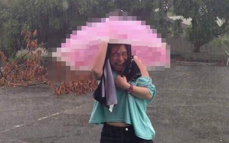           超蠢女孩雨中撐傘照一夕爆紅！因為看清她手中的「粉紅蕾絲傘」真身後網友全笑噴啦XD！  -               