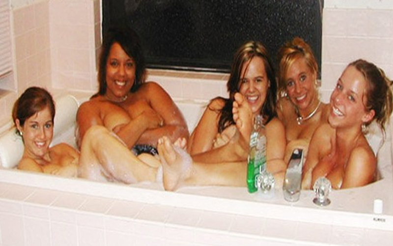 5姊妹全裸玩自拍照看起來很正常 但放大後你會看到讓人頭皮發麻的恐怖畫面... ：它看得你發寒！