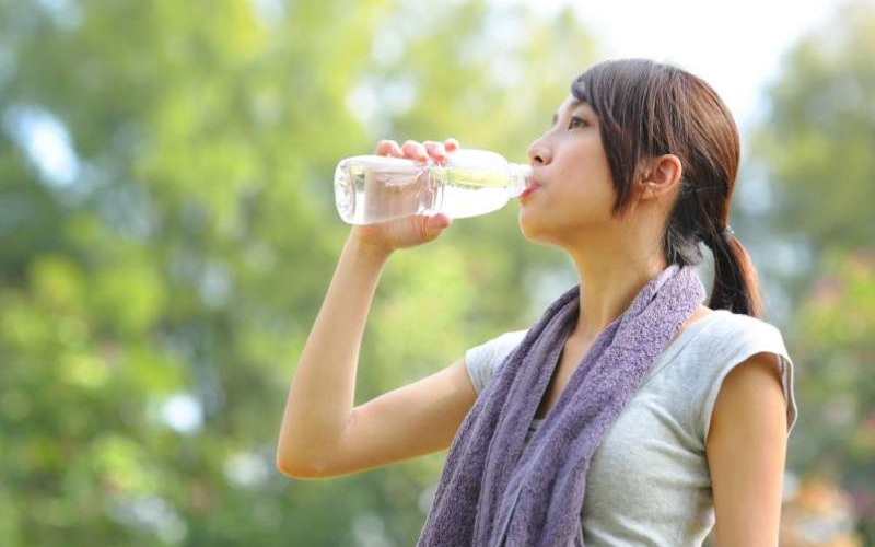 健康好簡單！我學日本人「每天空腹喝下一杯水」，一個月後身體居然產生這種變化…