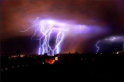 「末日閃電」連擊10分鐘，美國導遊拍下最致命的美景。