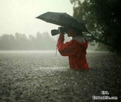 在雨中拍照，拍到忘記時間＆＃8230;.