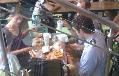 吃飯的時候，寶寶應該放哪