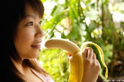吃香蕉的時候要注意四周。