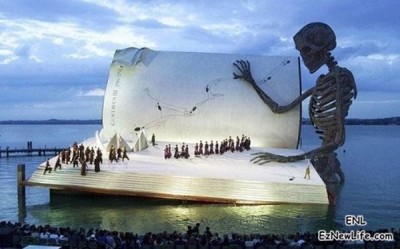 搭建在海上的舞台。