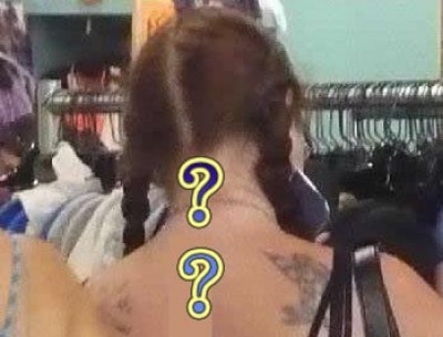 這個外國美女的刺青，吸引了所有懂中文的人的注意，你知道她刺了什麼嗎