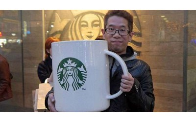 日本網友挑戰用「超巨型馬克杯」到星巴克買咖啡，結果店員居然「這樣回應」他