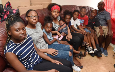 這對黑人夫婦生了「8個孩子」家庭變得越來越窮，向當地政府求助卻被稱為「英國最骯髒的家庭」