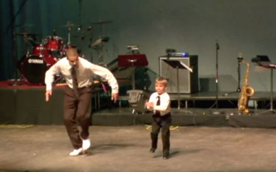原以為舞台上的小男孩要「賣萌」，當他雙腳一動起來，全場觀眾沸騰尖叫