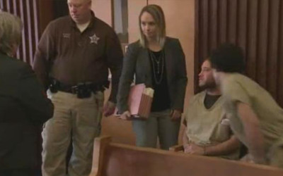 詐欺犯在庭上聽到4歲女童被性侵的過程超火大，下一秒「連續鐵頭功」伺候坐在隔壁的性侵犯