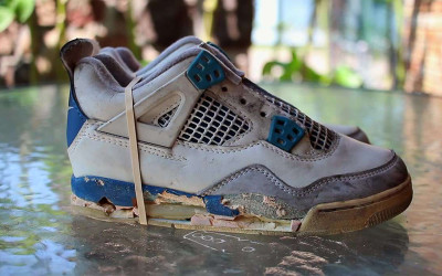 拿出已經破破爛爛的1989年喬丹球鞋，幾個步驟後竟然讓它徹底變身新鞋