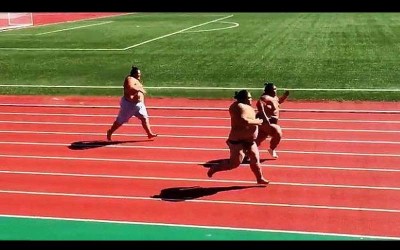 史上最重量級的跑步比賽  相撲力士不受肥肉橫飛阻力影響，七秒就跑到終點