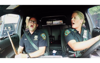 兩位美警開車高唱「Katy Perry神曲」，一度嗨到拿出鼓棒「狂飆高音」網讚超強合音