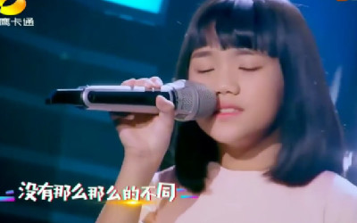 10歲馬來西亞女孩演唱陳奕迅《讓我留在你身邊》，只學3年中文一開口感動所有評審 網友讚：天籟之音