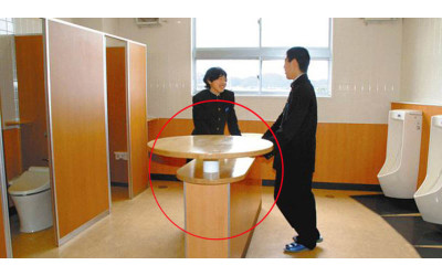 日本學校「廁所中間放一張桌子」是幹嘛用的？答案公佈後被網友狂酸：可以一起去廁所吃飯了
