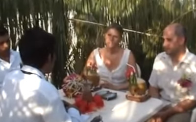 夫妻在馬爾地夫花3萬「請當地人用土語幫證婚」，影片上傳後網友急告知真相...瞬間氣壞！