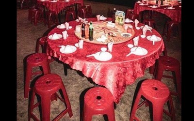 網友問卦「一桌兩萬六的飯店婚禮卻全都要坐塑膠椅，合理嗎？」看到舞台後瞬間懂了！