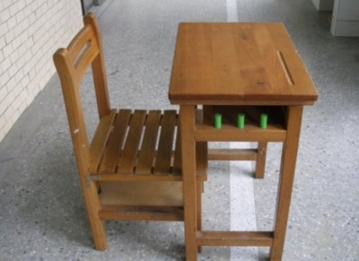 國小課桌椅「神祕圓柱」真實用途曝光，網驚長知識：以為是掛勾