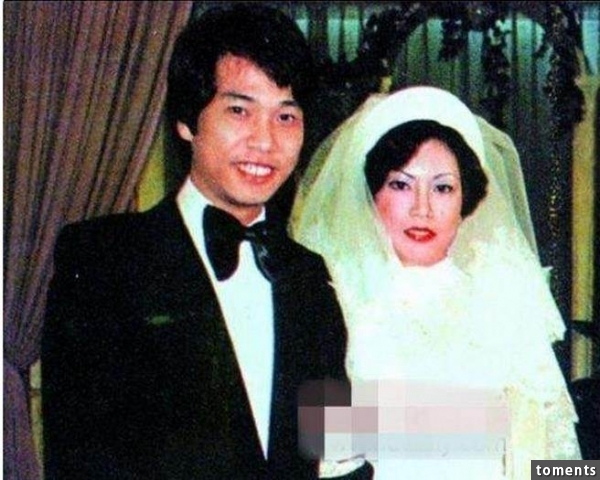 網路上疑似吳孟達與麥莉莉的結婚照。(圖/新浪娛樂)